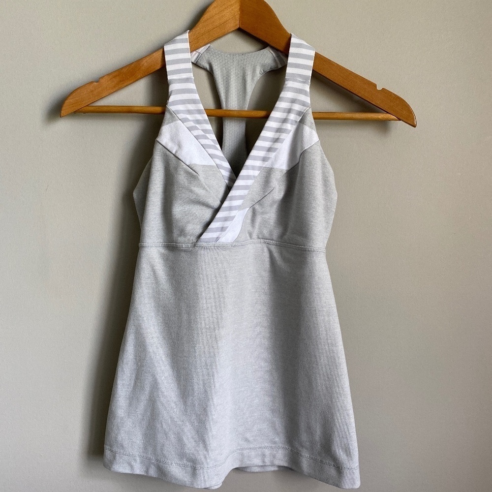 Lululemon Women's Deep Breath Tank‎ Top Gray Stripe Size 4 V-neck Built in Bra